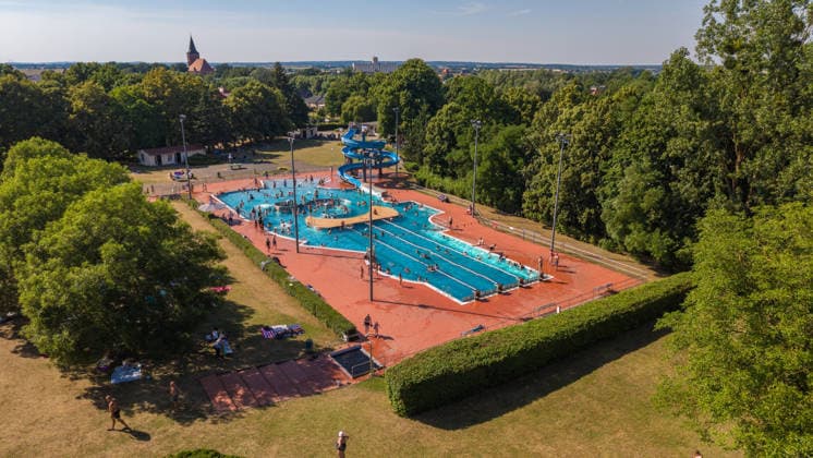 News Bilder des Tages 27.06.2026 - An diesem Samstag lockten die Temperaturen bis 38 Grad viele Leute in das Lindenbad in Pasewalk Pasewalk Mecklenburg-Vorpommern Deutschland *** June 27, 2026: This Saturday, temperatures reaching 38 degrees drew many people to the Lindenbad in Pasewalk, Pasewalk, Mecklenburg-Western Pomerania, Germany