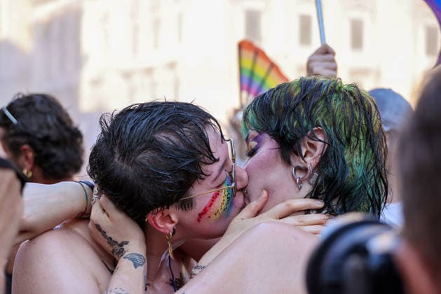 Gay Pride 20226 a Napoli On June 27, 2026, the Naples Gay Pride parade took place; a long procession set off from Porta Capuana and wound its way through the streets of the city, arriving at Piazza Dante, where local officials offered greetings followed by a long concert celebrating the event s 30th anniversary in Naples. Napoli Piazza Dante CAMPANIA ITALIA Copyright: xFABIOxSASSOxFabioxSassox 226A1384