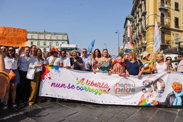 Gay Pride 20226 a Napoli On June 27, 2026, the Naples Gay Pride parade took place; a long procession set off from Porta Capuana and wound its way through the streets of the city, arriving at Piazza Dante, where local officials offered greetings followed by a long concert celebrating the event s 30th anniversary in Naples. Napoli Piazza Dante CAMPANIA ITALIA Copyright: xFABIOxSASSOxFabioxSassox 226A1157