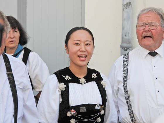 27.06.2026 Basel Schweiz.Hitzewelle Hitze Eidgenoessisches Jodlerfest Basel Bild, Jodelnde Chinesin. *** June 27, 2026, Basel, Switzerland; Heat Wave; Heat; Swiss Yodeling Festival in Basel; Photo; Chinese Woman Yodeling 
