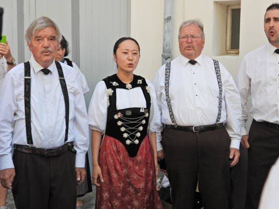 27.06.2026 Basel Schweiz.Hitzewelle Hitze Eidgenoessisches Jodlerfest Basel Bild, Jodelnde Chinesin. *** June 27, 2026, Basel, Switzerland; Heat Wave; Heat; Swiss Yodeling Festival in Basel; Photo; Chinese Woman Yodeling 