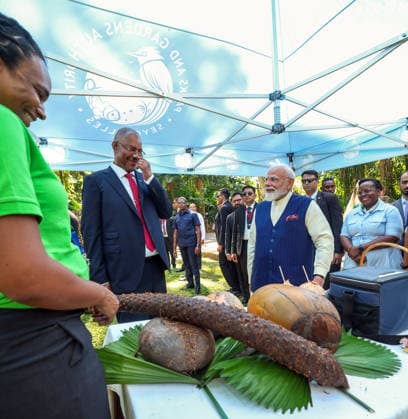PM Modi and Seychelles President Herminie visit Seychelles National Botanical Gardens Victoria Seychelles , Jun 27 (ANI): Prime Minister Narendra Modi and Seychelles President Herminie explore tropical fruits native to Seychelles during their visit to Seychelles National Botanical Gardens, in Victoria on Saturday. (Narendra Modi Photo Gallery ANI Photo) Victoria Seychelles Copyright: xANIx ANI_20260627328