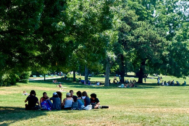 Daily Life Images During A Heatwave In Paris People relax and cool off under the shade of trees at Parc Montsouris during a heatwave in Paris, France, on June 27, 2026. Soaring temperatures sweep across France in the second major heatwave of the year. Paris France  Copyright: xAdnanxFarzatx originalFilename: farzat-notitle260627_npUnm.jpg