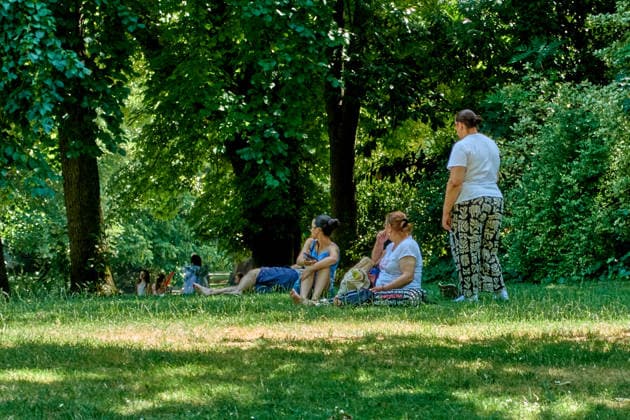 Daily Life Images During A Heatwave In Paris People relax and cool off under the shade of trees at Parc Montsouris during a heatwave in Paris, France, on June 27, 2026. Soaring temperatures sweep across France in the second major heatwave of the year. Paris France  Copyright: xAdnanxFarzatx originalFilename: farzat-notitle260627_npoZT.jpg