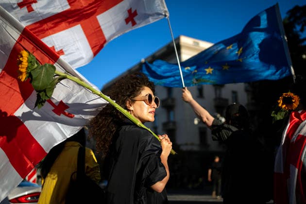 News Bilder des Tages June 27, 2026, Tbilisi, Georgia: Protesters holding Georgian and European Union flags participate on the 577th day of anti-government rallies in Tbilisi, Georgia. Tbilisi Georgia  - ZUMAz174 20260627_zip_z174_009 Copyright: xMoexZoyarix