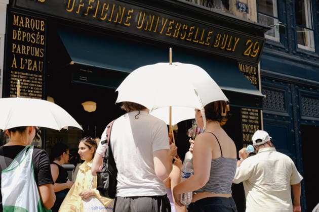 Heatwave In Paris Customers queue outside a Buly shop under umbrellas to shield themselves from the heatwave in Paris, France, on Month Day, Year . Paris France  Copyright: xVincentxKoebelx originalFilename: koebel-notitle260627_np6vz.jpg