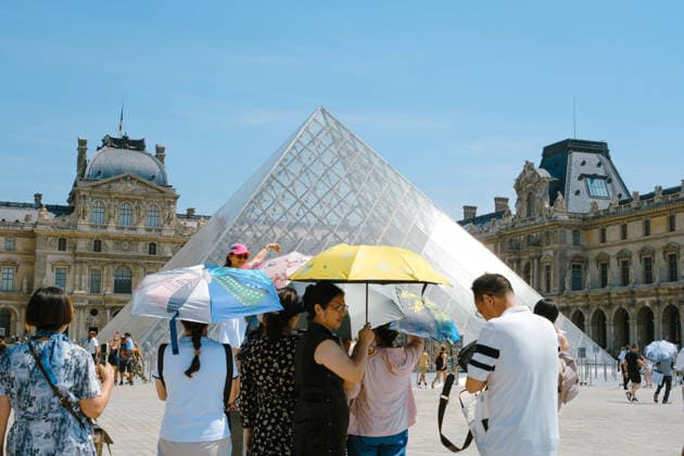 News Bilder des Tages Heatwave In Paris Tourists stand outside the Louvre Museum in Paris, France, on Month Day, Year . The museum is adjusting its opening hours due to the prolonged heatwave affecting the French capital. Paris France  Copyright: xVincentxKoebelx originalFilename: koebel-notitle260627_npoEY.jpg