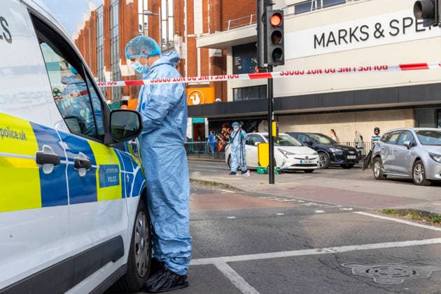 News Bilder des Tages June 27, 2026, London, London, UK: London, UK. Police Forensic officers gather evidence. Emergency services at the scene in Ealing Broadway, west London, after a car struck pedestrians outside Marks & Spencer. London UK  - ZUMAl94_ 20260627_zaf_l94_027 Copyright: xMarcinxNowakx