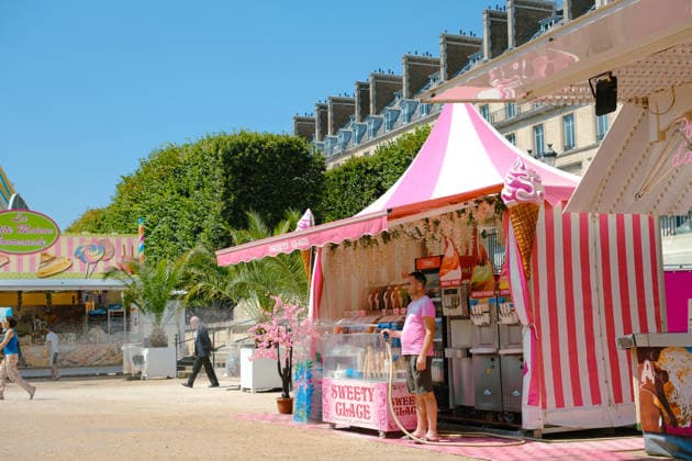 Heatwave In Paris A man waters the ground at a funfair in the Tuileries Garden in Paris, France. Paris France  Copyright: xVincentxKoebelx originalFilename: koebel-notitle260627_npyNz.jpg