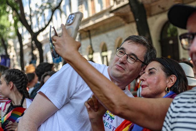 June 27, 2026, Budapest, Hungary, European Union: GERGELY KARACSONY, Mayor of Budapest, takes a selfie with somone at the start of the Budapest Pride parade, the first Pride march held since HungaryÃ¢â‚¬â ¢s April 2026 parliamentary election. The annual event brought together LGBTQ+ people, allies and supporters calling for equality, visibility and acceptance. Budapest European Union  - ZUMAo116 20260627_znp_o116_107 Copyright: xBiancaxOterox