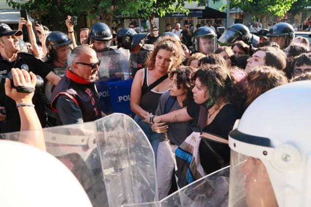 News Bilder des Tages Police block Pride march IZMIR, TURKIYE JUNE JUNE 27, 2026: Young people taking part in Pride Week events in the Konak district of Izmir were surrounded by police as they attempted to march through the city. According to organizers, 36 participants who continued the march despite police orders were detained and taken for medical checks before being transferred to a police station. Ä°zmir Türkiye Copyright: x xTurgayxKÄ±lÄ±cx xJNAxPressx
