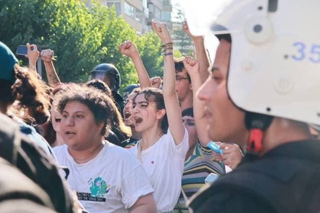Police block Pride march IZMIR, TURKIYE JUNE JUNE 27, 2026: Young people taking part in Pride Week events in the Konak district of Izmir were surrounded by police as they attempted to march through the city. According to organizers, 36 participants who continued the march despite police orders were detained and taken for medical checks before being transferred to a police station. Ä°zmir Türkiye Copyright: x xTurgayxKÄ±lÄ±cx xJNAxPressx