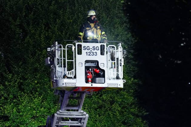 27.06.2026, xydrx, Einsatz der Solinger Feuerwehr bei einem Gebäude Brand auf der Klemens-Horn Straße: Ein Atemschutzgeräteträger im Drehleiter Korb *** June 27, 2026, xydrx, Solingen Fire Department responding to a building fire on Klemens Horn Street. A firefighter wearing breathing apparatus in the turntable ladder basket Copyright: HMBxMedia YannisxDreimann
