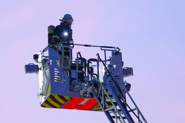 News Bilder des Tages 27.06.2026, xydrx, Einsatz der Solinger Feuerwehr bei einem Gebäude Brand auf der Klemens-Horn Straße: Ein Atemschutzgeräteträger im Drehleiter Korb *** June 27, 2026, xydrx, Solingen Fire Department responding to a building fire on Klemens Horn Street. A firefighter wearing breathing apparatus in the turntable ladder basket Copyright: HMBxMedia YannisxDreimann