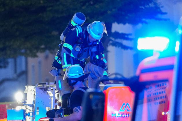 27.06.2026, xydrx, Einsatz der Solinger Feuerwehr bei einem Gebäude Brand auf der Klemens-Horn Straße: Atemschutzgeräteträger im Einsatz *** June 27, 2026, xydrx, Solingen Fire Department responds to a building fire on Klemens Horn Street; firefighters wearing breathing apparatus in action Copyright: HMBxMedia YannisxDreimann
