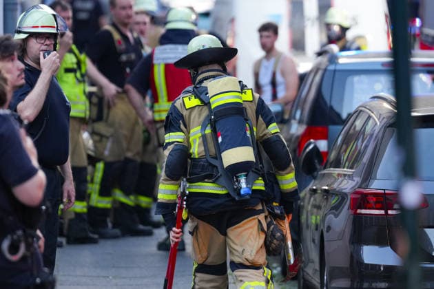 27.06.2026, xydrx, Einsatz der Solinger Feuerwehr bei einem Gebäude Brand auf der Klemens-Horn Straße: Atemschutzgeräteträger im Einsatz *** June 27, 2026, xydrx, Solingen Fire Department responds to a building fire on Klemens Horn Street; firefighters wearing breathing apparatus on the scene Copyright: HMBxMedia YannisxDreimann