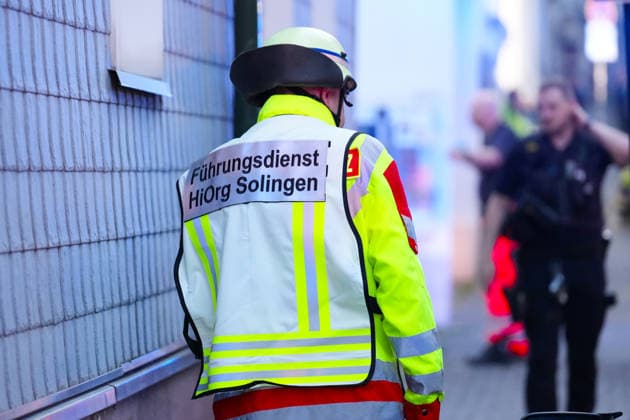 27.06.2026, xydrx, Einsatz der Solinger Feuerwehr bei einem Gebäude Brand auf der Klemens-Horn Straße: Führungsdienst der Feuerwehr Solingen *** June 27, 2026, xydrx, Solingen Fire Department responds to a building fire on Klemens Horn Street; Solingen Fire Department Command Staff Copyright: HMBxMedia YannisxDreimann