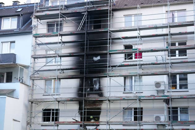 27.06.2026, xydrx, Einsatz der Solinger Feuerwehr bei einem Gebäude Brand auf der Klemens-Horn Straße: Brandschaden am Gebäude *** June 27, 2026, xydrx, Solingen Fire Department responds to a building fire on Klemens Horn Street; fire damage to the building Copyright: HMBxMedia YannisxDreimann