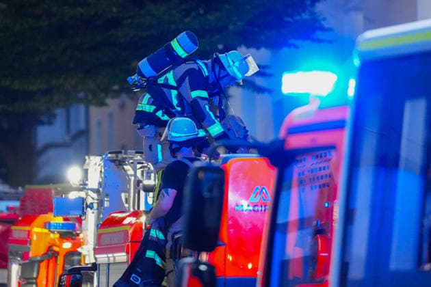 27.06.2026, xydrx, Einsatz der Solinger Feuerwehr bei einem Gebäude Brand auf der Klemens-Horn Straße: Atemschutzgeräteträger im Einsatz *** June 27, 2026, xydrx, Solingen Fire Department responds to a building fire on Klemens Horn Street; firefighters wearing breathing apparatus on the scene Copyright: HMBxMedia YannisxDreimann
