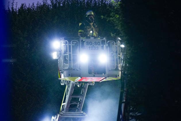27.06.2026, xydrx, Einsatz der Solinger Feuerwehr bei einem Gebäude Brand auf der Klemens-Horn Straße: Ein Atemschutzgeräteträger im Drehleiter Korb, rauch steigt auf *** June 27, 2026, xydrx, Solingen Fire Department responding to a building fire on Klemens Horn Street. A firefighter wearing breathing apparatus in the turntable ladder basket; smoke rising. Copyright: HMBxMedia YannisxDreimann