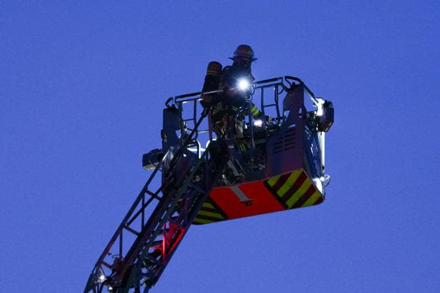 27.06.2026, xydrx, Einsatz der Solinger Feuerwehr bei einem Gebäude Brand auf der Klemens-Horn Straße: Ein Atemschutzgeräteträger im Drehleiter Korb *** June 27, 2026, xydrx, Solingen Fire Department responding to a building fire on Klemens Horn Street. A firefighter wearing self-contained breathing apparatus in the turntable ladder basket Copyright: HMBxMedia YannisxDreimann