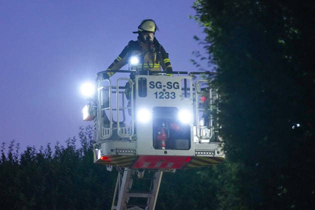 27.06.2026, xydrx, Einsatz der Solinger Feuerwehr bei einem Gebäude Brand auf der Klemens-Horn Straße: Ein Atemschutzgeräteträger im Drehleiter Korb *** June 27, 2026, xydrx, Solingen Fire Department responding to a building fire on Klemens Horn Street. A firefighter wearing self-contained breathing apparatus in the turntable ladder basket Copyright: HMBxMedia YannisxDreimann