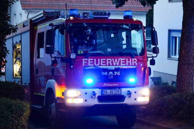 27.06.2026, xydrx, Einsatz der Solinger Feuerwehr bei einem Gebäude Brand auf der Klemens-Horn Straße: Einsatzfahrzeug mit eingeschaltetem Blaulicht *** June 27, 2026, xydrx, Solingen Fire Department responding to a building fire on Klemens Horn Street; emergency vehicle with blue lights flashing Copyright: HMBxMedia YannisxDreimann