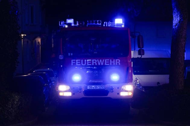 27.06.2026, xydrx, Einsatz der Solinger Feuerwehr bei einem Gebäude Brand auf der Klemens-Horn Straße: *** June 27, 2026, xydrx, Solingen Fire Department responds to a building fire on Klemens Horn Street Copyright: HMBxMedia YannisxDreimann