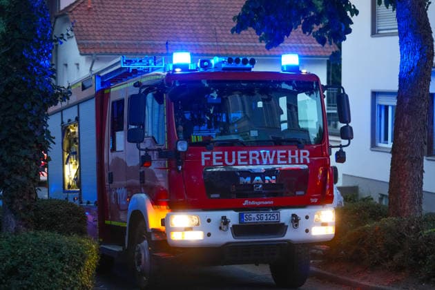 27.06.2026, xydrx, Einsatz der Solinger Feuerwehr bei einem Gebäude Brand auf der Klemens-Horn Straße: Einsatzfahrzeug mit eingeschaltetem Blaulicht *** June 27, 2026, xydrx, Solingen Fire Department responding to a building fire on Klemens Horn Street; emergency vehicle with blue lights flashing Copyright: HMBxMedia YannisxDreimann