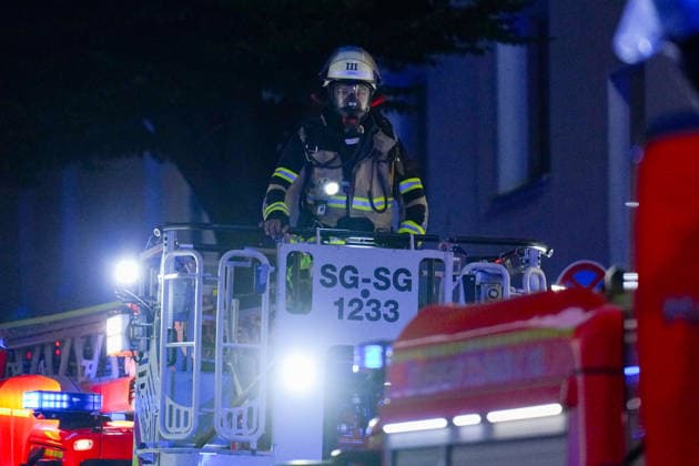27.06.2026, xydrx, Einsatz der Solinger Feuerwehr bei einem Gebäude Brand auf der Klemens-Horn Straße: Ein Atemschutzgeräteträger im Drehleiter Korb *** June 27, 2026, xydrx, Solingen Fire Department responding to a building fire on Klemens Horn Street. A firefighter wearing breathing apparatus in the turntable ladder basket Copyright: HMBxMedia YannisxDreimann