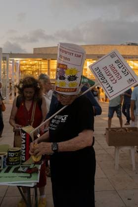 Day 1000 in Tel Aviv TEL AVIV, ISRAEL JUNE 27, 2026: Demonstrators rally in Tel Aviv to mark 1,000 days since the October 7, 2023 Hamas attack, protesting against the Israeli government and the ongoing war on June 27, 2026. photo by Shanie Roth Tel Aviv Israel Copyright: x xShaniexRothx xJNAxPressx