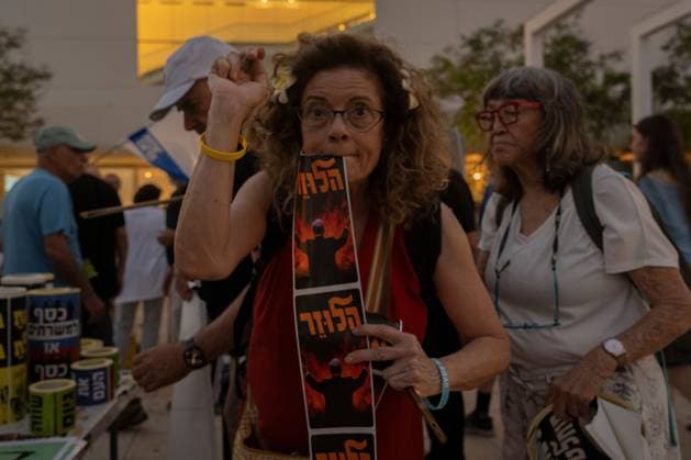 Day 1000 in Tel Aviv TEL AVIV, ISRAEL JUNE 27, 2026: Demonstrators rally in Tel Aviv to mark 1,000 days since the October 7, 2023 Hamas attack, protesting against the Israeli government and the ongoing war on June 27, 2026. photo by Shanie Roth Tel Aviv Israel Copyright: x xShaniexRothx xJNAxPressx