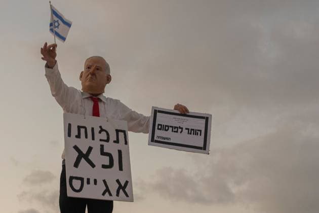 News Bilder des Tages Day 1000 in Tel Aviv TEL AVIV, ISRAEL JUNE 27, 2026: Demonstrators rally in Tel Aviv to mark 1,000 days since the October 7, 2023 Hamas attack, protesting against the Israeli government and the ongoing war on June 27, 2026. photo by Shanie Roth Tel Aviv Israel Copyright: x xShaniexRothx xJNAxPressx
