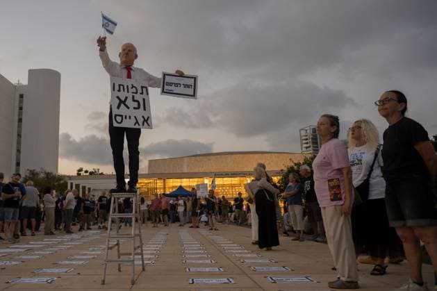 Day 1000 in Tel Aviv TEL AVIV, ISRAEL JUNE 27, 2026: Demonstrators rally in Tel Aviv to mark 1,000 days since the October 7, 2023 Hamas attack, protesting against the Israeli government and the ongoing war on June 27, 2026. photo by Shanie Roth Tel Aviv Israel Copyright: x xShaniexRothx xJNAxPressx