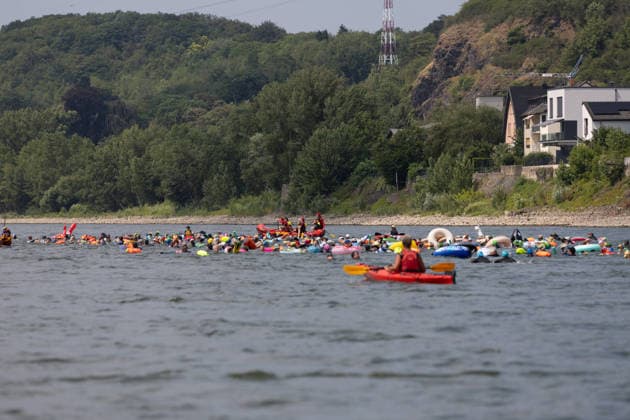 Rheinschwimmen des DLRG Bad Honnef Unkel 413 Schwimmerinnen und Schwimmer absolvieren am bislang heissesten Tag des Jahres beim Rheinschwimmen der DLRG Bad Honnef-Unkel den 11 Kilometer langen Kurs im Rhein von Linz nach Bad Honnef. Die Spassveranstaltung wird von der DLRG, Feuerwehr und THW abgesichert.Alle von jung bis alt sind wohlerhalten am Ziel angekommen und hatten trotz den Temperaturen jede Menge Spaß Linz Rheinland-Pfalz Deutschland *** DLRG Bad Honnef Unkel Rhine Swim: On what has been the hottest day of the year so far, 413 swimmers completed the 11-kilometer course in the Rhine from Linz to Bad Honnef during the DLRG Bad Honnef Unkel Rhine Swim. The fun-filled event was supervised by the DLRG, the fire department, and the THW Copyright: xMarcxJohnx