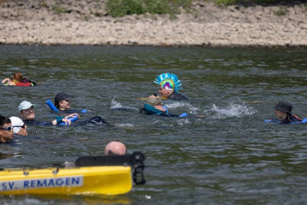 Rheinschwimmen des DLRG Bad Honnef Unkel 413 Schwimmerinnen und Schwimmer absolvieren am bislang heissesten Tag des Jahres beim Rheinschwimmen der DLRG Bad Honnef-Unkel den 11 Kilometer langen Kurs im Rhein von Linz nach Bad Honnef. Die Spassveranstaltung wird von der DLRG, Feuerwehr und THW abgesichert.Alle von jung bis alt sind wohlerhalten am Ziel angekommen und hatten trotz den Temperaturen jede Menge Spaß Linz Rheinland-Pfalz Deutschland *** DLRG Bad Honnef Unkel Rhine Swim: On what has been the hottest day of the year so far, 413 swimmers completed the 11-kilometer course in the Rhine from Linz to Bad Honnef during the DLRG Bad Honnef Unkel Rhine Swim. The fun-filled event was supervised by the DLRG, the fire department, and the THW Copyright: xMarcxJohnx
