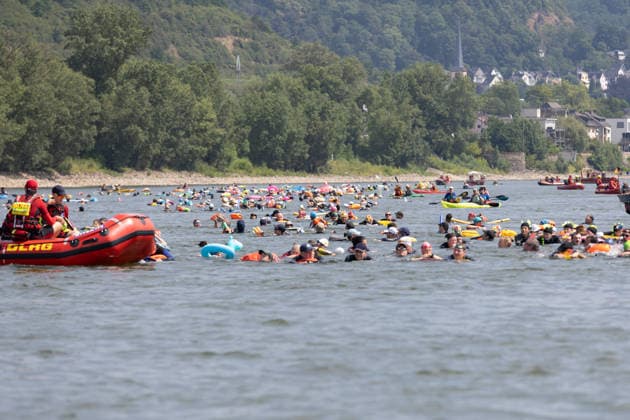 News Bilder des Tages Rheinschwimmen des DLRG Bad Honnef Unkel 413 Schwimmerinnen und Schwimmer absolvieren am bislang heissesten Tag des Jahres beim Rheinschwimmen der DLRG Bad Honnef-Unkel den 11 Kilometer langen Kurs im Rhein von Linz nach Bad Honnef. Die Spassveranstaltung wird von der DLRG, Feuerwehr und THW abgesichert.Alle von jung bis alt sind wohlerhalten am Ziel angekommen und hatten trotz den Temperaturen jede Menge Spaß Linz Rheinland-Pfalz Deutschland *** DLRG Bad Honnef Unkel Rhine Swim: On what has been the hottest day of the year so far, 413 swimmers completed the 11-kilometer course in the Rhine from Linz to Bad Honnef during the DLRG Bad Honnef Unkel Rhine Swim. The fun-filled event was supervised by the DLRG, the fire department, and the THW Copyright: xMarcxJohnx