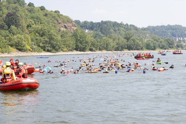 Rheinschwimmen des DLRG Bad Honnef Unkel 413 Schwimmerinnen und Schwimmer absolvieren am bislang heissesten Tag des Jahres beim Rheinschwimmen der DLRG Bad Honnef-Unkel den 11 Kilometer langen Kurs im Rhein von Linz nach Bad Honnef. Die Spassveranstaltung wird von der DLRG, Feuerwehr und THW abgesichert.Alle von jung bis alt sind wohlerhalten am Ziel angekommen und hatten trotz den Temperaturen jede Menge Spaß Linz Rheinland-Pfalz Deutschland *** DLRG Bad Honnef Unkel Rhine Swim: On what has been the hottest day of the year so far, 413 swimmers completed the 11-kilometer course in the Rhine from Linz to Bad Honnef during the DLRG Bad Honnef Unkel Rhine Swim. The fun-filled event was supervised by the DLRG, the fire department, and the THW Copyright: xMarcxJohnx