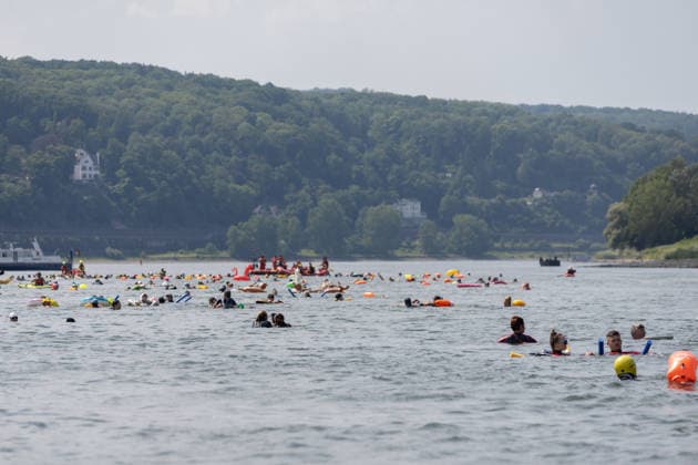 Rheinschwimmen des DLRG Bad Honnef Unkel 413 Schwimmerinnen und Schwimmer absolvieren am bislang heissesten Tag des Jahres beim Rheinschwimmen der DLRG Bad Honnef-Unkel den 11 Kilometer langen Kurs im Rhein von Linz nach Bad Honnef. Die Spassveranstaltung wird von der DLRG, Feuerwehr und THW abgesichert.Alle von jung bis alt sind wohlerhalten am Ziel angekommen und hatten trotz den Temperaturen jede Menge Spaß Linz Rheinland-Pfalz Deutschland *** DLRG Bad Honnef Unkel Rhine Swim: On what has been the hottest day of the year so far, 413 swimmers completed the 11-kilometer course in the Rhine from Linz to Bad Honnef during the DLRG Bad Honnef Unkel Rhine Swim. The fun-filled event was supervised by the DLRG, the fire department, and the THW Copyright: xMarcxJohnx