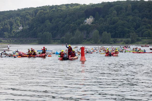 Rheinschwimmen des DLRG Bad Honnef Unkel 413 Schwimmerinnen und Schwimmer absolvieren am bislang heissesten Tag des Jahres beim Rheinschwimmen der DLRG Bad Honnef-Unkel den 11 Kilometer langen Kurs im Rhein von Linz nach Bad Honnef. Die Spassveranstaltung wird von der DLRG, Feuerwehr und THW abgesichert.Alle von jung bis alt sind wohlerhalten am Ziel angekommen und hatten trotz den Temperaturen jede Menge Spaß Remagen Rheinland-Pfalz Deutschland *** DLRG Bad Honnef Unkel Rhine Swim: On what has been the hottest day of the year so far, 413 swimmers completed the 11-kilometer course in the Rhine from Linz to Bad Honnef during the DLRG Bad Honnef Unkel Rhine Swim. The fun event was supervised by the DLRG, the fire department, and the THW. Ev Copyright: xMarcxJohnx