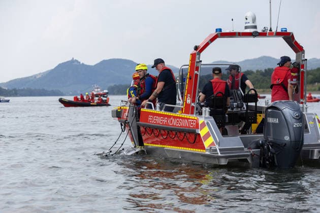 Rheinschwimmen des DLRG Bad Honnef Unkel 413 Schwimmerinnen und Schwimmer absolvieren am bislang heissesten Tag des Jahres beim Rheinschwimmen der DLRG Bad Honnef-Unkel den 11 Kilometer langen Kurs im Rhein von Linz nach Bad Honnef. Die Spassveranstaltung wird von der DLRG, Feuerwehr und THW abgesichert.Alle von jung bis alt sind wohlerhalten am Ziel angekommen und hatten trotz den Temperaturen jede Menge Spaß Unkel Rheinland-Pfalz Deutschland *** DLRG Bad Honnef Unkel Rhine Swim: On what has been the hottest day of the year so far, 413 swimmers completed the 11-kilometer course in the Rhine from Linz to Bad Honnef during the DLRG Bad Honnef Unkel Rhine Swim. The fun-filled event was supervised by the DLRG, the fire department, and the TH Copyright: xMarcxJohnx