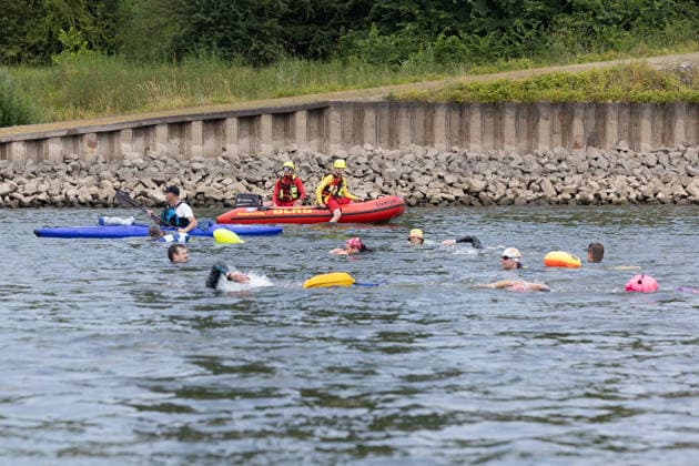 Rheinschwimmen des DLRG Bad Honnef Unkel 413 Schwimmerinnen und Schwimmer absolvieren am bislang heissesten Tag des Jahres beim Rheinschwimmen der DLRG Bad Honnef-Unkel den 11 Kilometer langen Kurs im Rhein von Linz nach Bad Honnef. Die Spassveranstaltung wird von der DLRG, Feuerwehr und THW abgesichert.Alle von jung bis alt sind wohlerhalten am Ziel angekommen und hatten trotz den Temperaturen jede Menge Spaß Unkel Rheinland-Pfalz Deutschland *** DLRG Bad Honnef Unkel Rhine Swim: On what has been the hottest day of the year so far, 413 swimmers completed the 11-kilometer course in the Rhine from Linz to Bad Honnef during the DLRG Bad Honnef Unkel Rhine Swim. The fun-filled event was supervised by the DLRG, the fire department, and the TH Copyright: xMarcxJohnx