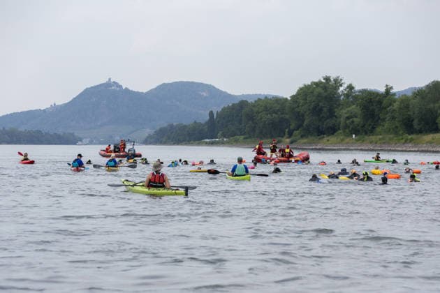 Rheinschwimmen des DLRG Bad Honnef Unkel 413 Schwimmerinnen und Schwimmer absolvieren am bislang heissesten Tag des Jahres beim Rheinschwimmen der DLRG Bad Honnef-Unkel den 11 Kilometer langen Kurs im Rhein von Linz nach Bad Honnef. Die Spassveranstaltung wird von der DLRG, Feuerwehr und THW abgesichert.Alle von jung bis alt sind wohlerhalten am Ziel angekommen und hatten trotz den Temperaturen jede Menge Spaß Unkel Rheinland-Pfalz Deutschland *** DLRG Bad Honnef Unkel Rhine Swim: On what has been the hottest day of the year so far, 413 swimmers completed the 11-kilometer course in the Rhine from Linz to Bad Honnef during the DLRG Bad Honnef Unkel Rhine Swim. The fun-filled event was supervised by the DLRG, the fire department, and the TH Copyright: xMarcxJohnx