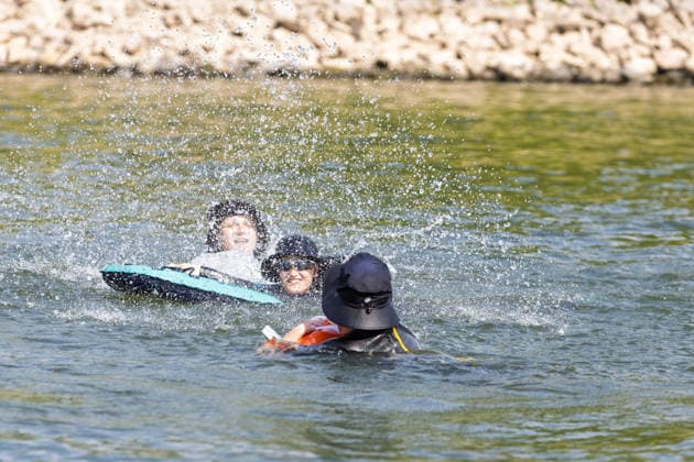 Rheinschwimmen des DLRG Bad Honnef Unkel 413 Schwimmerinnen und Schwimmer absolvieren am bislang heissesten Tag des Jahres beim Rheinschwimmen der DLRG Bad Honnef-Unkel den 11 Kilometer langen Kurs im Rhein von Linz nach Bad Honnef. Die Spassveranstaltung wird von der DLRG, Feuerwehr und THW abgesichert.Alle von jung bis alt sind wohlerhalten am Ziel angekommen und hatten trotz den Temperaturen jede Menge Spaß Unkel Rheinland-Pfalz Deutschland *** DLRG Bad Honnef Unkel Rhine Swim: On what has been the hottest day of the year so far, 413 swimmers completed the 11-kilometer course in the Rhine from Linz to Bad Honnef during the DLRG Bad Honnef Unkel Rhine Swim. The fun-filled event was supervised by the DLRG, the fire department, and the TH Copyright: xMarcxJohnx