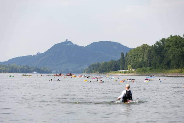 Rheinschwimmen des DLRG Bad Honnef Unkel 413 Schwimmerinnen und Schwimmer absolvieren am bislang heissesten Tag des Jahres beim Rheinschwimmen der DLRG Bad Honnef-Unkel den 11 Kilometer langen Kurs im Rhein von Linz nach Bad Honnef. Die Spassveranstaltung wird von der DLRG, Feuerwehr und THW abgesichert.Alle von jung bis alt sind wohlerhalten am Ziel angekommen und hatten trotz den Temperaturen jede Menge Spaß Unkel Rheinland-Pfalz Deutschland *** DLRG Bad Honnef Unkel Rhine Swim: On what has been the hottest day of the year so far, 413 swimmers completed the 11-kilometer course in the Rhine from Linz to Bad Honnef during the DLRG Bad Honnef Unkel Rhine Swim. The fun-filled event was supervised by the DLRG, the fire department, and the TH Copyright: xMarcxJohnx