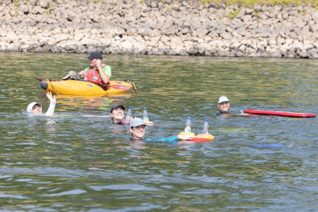 Rheinschwimmen des DLRG Bad Honnef Unkel 413 Schwimmerinnen und Schwimmer absolvieren am bislang heissesten Tag des Jahres beim Rheinschwimmen der DLRG Bad Honnef-Unkel den 11 Kilometer langen Kurs im Rhein von Linz nach Bad Honnef. Die Spassveranstaltung wird von der DLRG, Feuerwehr und THW abgesichert.Alle von jung bis alt sind wohlerhalten am Ziel angekommen und hatten trotz den Temperaturen jede Menge Spaß Unkel Rheinland-Pfalz Deutschland *** DLRG Bad Honnef Unkel Rhine Swim: On what has been the hottest day of the year so far, 413 swimmers completed the 11-kilometer course in the Rhine from Linz to Bad Honnef during the DLRG Bad Honnef Unkel Rhine Swim. The fun-filled event was supervised by the DLRG, the fire department, and the TH Copyright: xMarcxJohnx