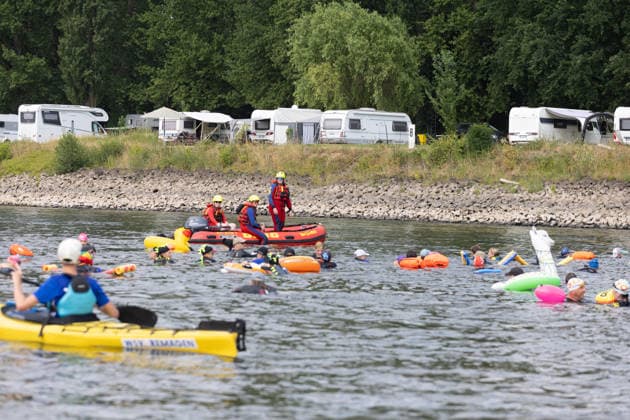 Rheinschwimmen des DLRG Bad Honnef Unkel 413 Schwimmerinnen und Schwimmer absolvieren am bislang heissesten Tag des Jahres beim Rheinschwimmen der DLRG Bad Honnef-Unkel den 11 Kilometer langen Kurs im Rhein von Linz nach Bad Honnef. Die Spassveranstaltung wird von der DLRG, Feuerwehr und THW abgesichert.Alle von jung bis alt sind wohlerhalten am Ziel angekommen und hatten trotz den Temperaturen jede Menge Spaß Unkel Rheinland-Pfalz Deutschland *** DLRG Bad Honnef Unkel Rhine Swim: On what has been the hottest day of the year so far, 413 swimmers completed the 11-kilometer course in the Rhine from Linz to Bad Honnef during the DLRG Bad Honnef Unkel Rhine Swim. The fun-filled event was supervised by the DLRG, the fire department, and the TH Copyright: xMarcxJohnx