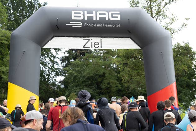 Rheinschwimmen des DLRG Bad Honnef Unkel 413 Schwimmerinnen und Schwimmer absolvieren am bislang heissesten Tag des Jahres beim Rheinschwimmen der DLRG Bad Honnef-Unkel den 11 Kilometer langen Kurs im Rhein von Linz nach Bad Honnef. Die Spassveranstaltung wird von der DLRG, Feuerwehr und THW abgesichert.Alle von jung bis alt sind wohlerhalten am Ziel angekommen und hatten trotz den Temperaturen jede Menge Spaß Bad Honnef Nordrhein-Westfalen Deutschland *** DLRG Bad Honnef Unkel Rhine Swim: On what has been the hottest day of the year so far, 413 swimmers completed the 11-kilometer course in the Rhine from Linz to Bad Honnef during the DLRG Bad Honnef Unkel Rhine Swim. The fun event was supervised by the DLRG, the fire department, and the Copyright: xMarcxJohnx