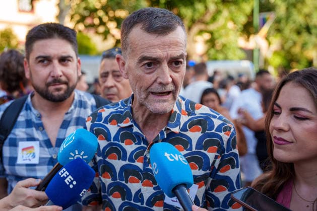 The streets of Seville are flooded with people at the 2026 Pride Parade. Antonio Maíllo, spokesperson for the Por Andalucía group in the Andalusian Parliament, speaks to the media. On June 27, 2026, in Seville, Andalusia, Spain: Seville celebrates its big LGBTIQ Pride Day this Saturday, June 27, with the traditional Southern Pride Parade. The march, will begin at the headquarters of the Seville Provincial Council, wind through the Ronda Histórica, and end at the Alameda de Hércules. JUNE 27, 2026 Francisco J Seville, Andalusia Seville, Andalusia Spain  Copyright: xFranciscoxJ.xOlmox 7627023