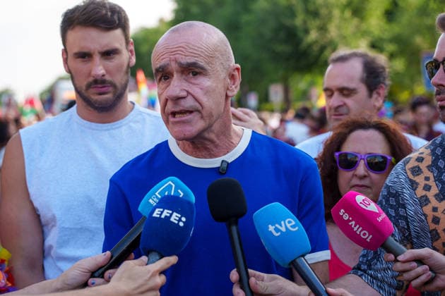 The streets of Seville are flooded with people at the 2026 Pride Parade. Antonio Munoz, spokesperson for the Socialist Group on the Seville City Council, speaks to the media. June 27, 2026, in Seville, Andalusia, Spain. This Saturday, June 27, Seville celebrates its big LGBTQI Pride Day with the traditional Southern Pride Parade. The march, will begin at the headquarters of the Seville Provincial Council, wind through the Ronda Histórica, and end at the Alameda de Hércules. JUNE 27, 2026 Francisco J Seville, Andalusia Seville, Andalusia, Spain  Copyright: xFranciscoxJ.xOlmox 7627025